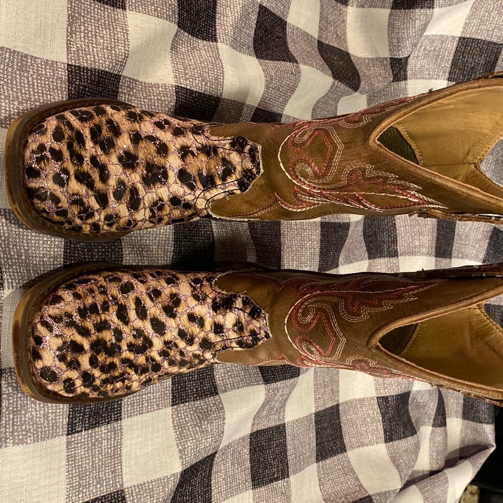 Toddler girls leopard boots.